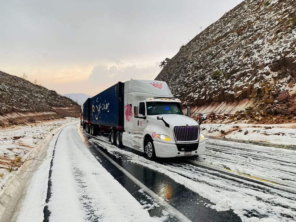 Camión KASU en ruta de transporte nacional México